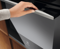 Four pyrolyse 700 MealAssist A+ Noir/ Inox - Electrolux Réf.KOEBP39X2