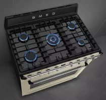 Pack piano Smeg Victoria 90cm gaz avec hotte crème et crédence noire