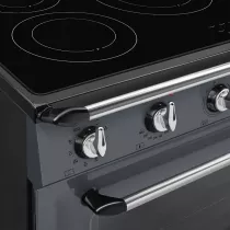 Pack piano Smeg Victoria 90cm induction avec hotte gris ardoise et crédence noire