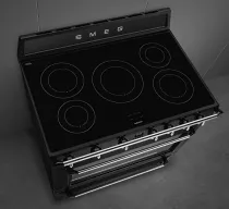 Pack piano Smeg Victoria 90cm induction noire avec hotte et crédence noire