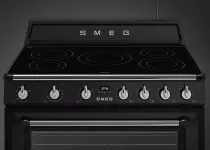 Pack piano Smeg Victoria 90cm induction noire avec hotte et crédence noire